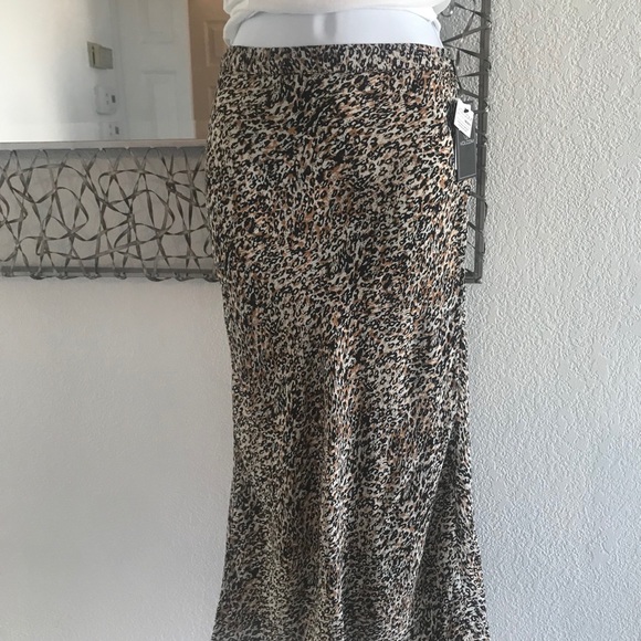 Volcom Dresses & Skirts - NWT VOLCOM MIDI SKIRT SIZE M